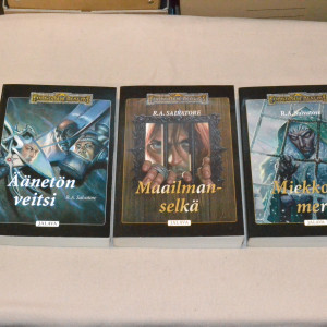 R. A. Salvatore Pimeyden polut -trilogia 1-3